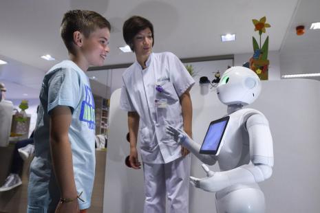 Deux hôpitaux belges accueillent les patients avec des robots humanoïdes |  Le Quotidien du Médecin