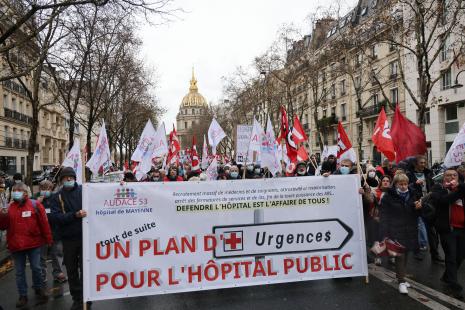 Le 4 décembre, plusieurs milliers de soignants – très majoritairement hospitaliers – battent le pavé à Paris, à l'appel de 80 collectifs et syndicats