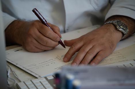 Médecin rédigeant un certificat. Image d'illustration.