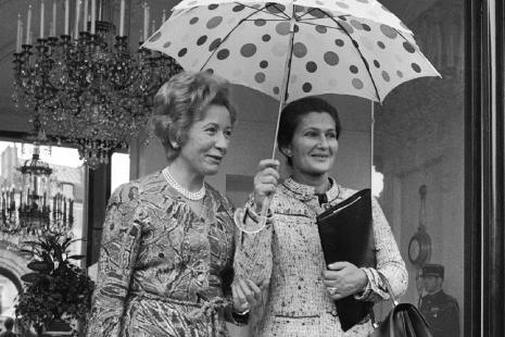 Simone Veil (D), alors ministre de la Santé, avec la secrétaire d'Etat à l'enfance Annie Lesur, à la sortie du conseil des ministres le 25 septembre 1974