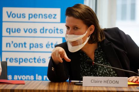 L'actuelle Défenseure des droits, Claire Hédon présentant en février le centre d'appels contre les discriminations