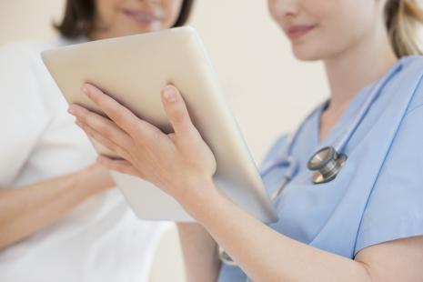 Par le biais de plateformes dédiées aux MICI, les infirmières peuvent répondre à certaines questions des patients 