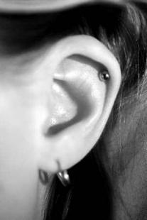 Piercing situé haut sur l'oreille : danger pour le cartilage | Le Quotidien  du Médecin