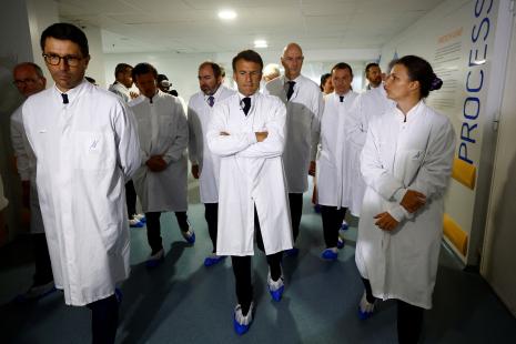 Emmanuel Macron, sur le site du laboratoire pharmaceutique Aguettant à Champagne (Ardèche), le 13 juin 2023.