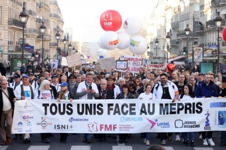 Mardi dernier, à Paris, un cortège médical compris entre 4 500 participants, selon la préfecture de police, et plus de 10 000, selon les organisateurs 