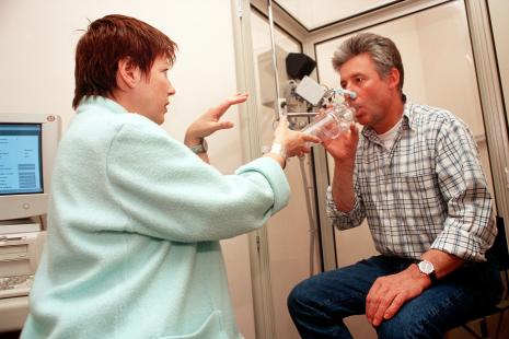Diminuer l’utilisation des corticoïdes oraux chez les patients asthmatiques sévères