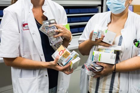      Zone de distribution des médicaments et préparation des commandes destinées aux services hospitaliers. Pharmacie du CHU de Bordeaux. 