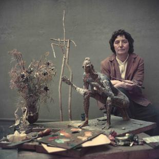 Germaine Richier dans son atelier (Photo d'Agnès Varda)