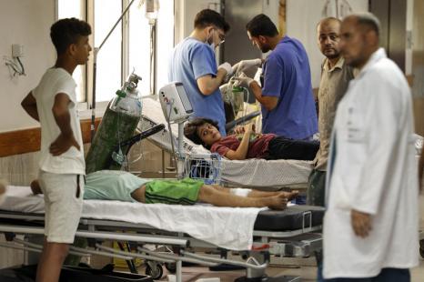 Enfants palestiniens blessés soignés à l'hôpital al-Shifa de Gaza le 6 août 2022