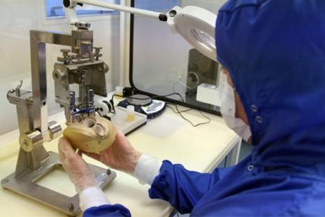 Fabrication de la prothèse Aeson dans les laboratoires de Carmat.