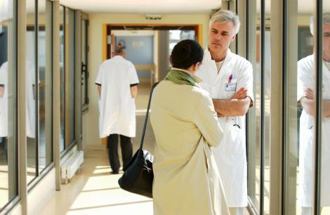 Médecin et patiente dans couloir d'hôpital