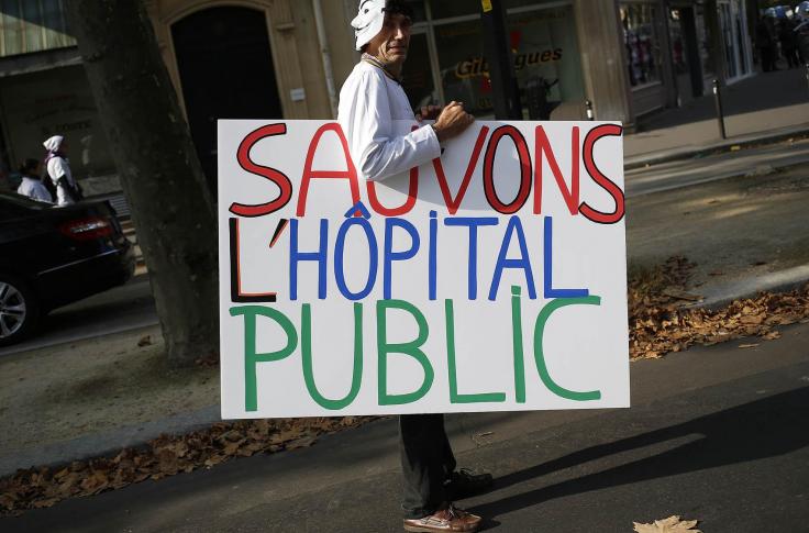 Des centaines de personnels hospitaliers venus de toute la France ont manifesté ce mardi au pied du ministère de la Santé, à Paris, pour « sauver » l’hôpital public de l’austérité budgétaire et de la future loi de santé.