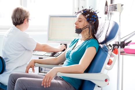Réaliser un EEG avant le sevrage, pour vérifier l'absence d'anomalie