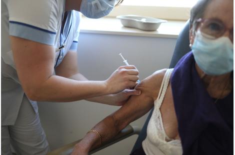 Covid : la vaccination après une infection réduirait le risque de symptômes persistants