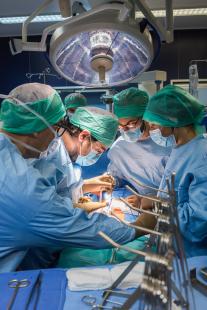 Le risque de complications dépend du geste chirurgical, de son contexte, et du statut clinique du patient